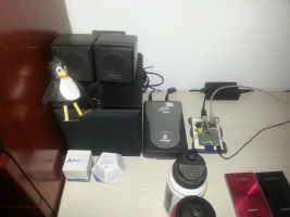 Altavoces, Raspberry Pi, Tux y amigos de papel