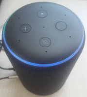 Amazon Echo escuchando un comando de voz Amazon Echo escuchando un comando de voz