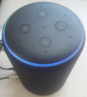 Amazon Echo escuchando un comando de voz 