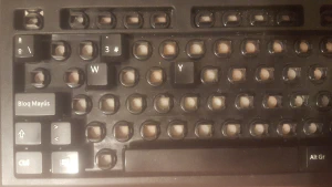 Montaje de keycaps en teclado de membrana