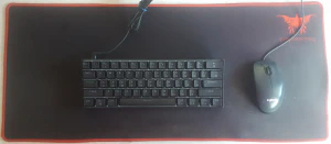 Disposición en el escritorio del teclado DIERYA DK61E