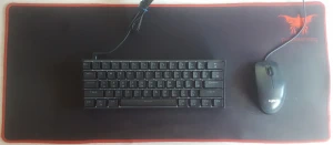 Disposición en el escritorio del teclado DIERYA DK61E
