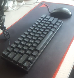 Disposición en el escritorio del teclado DIERYA DK61E