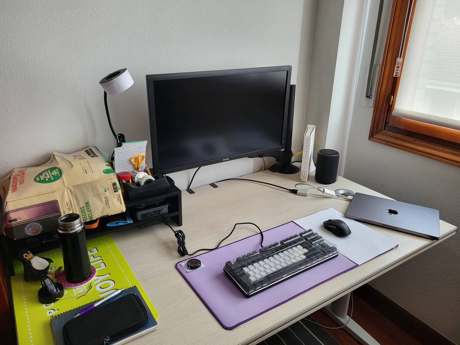 Compro un soporte de monitor para ganar espacio en la mesa